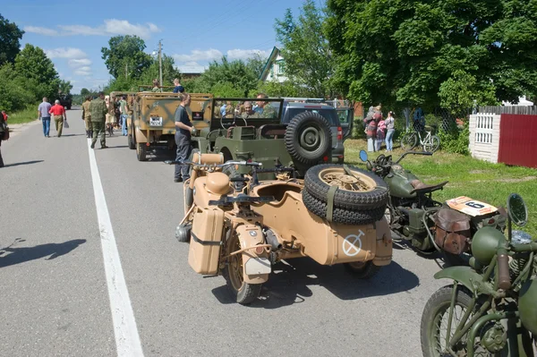 Uma coluna de veículos militares e motocicletas na estrada, o 3o encontro internacional de "Motores de guerra" perto da cidade Chernogolovka, região de Moscou — Fotografia de Stock