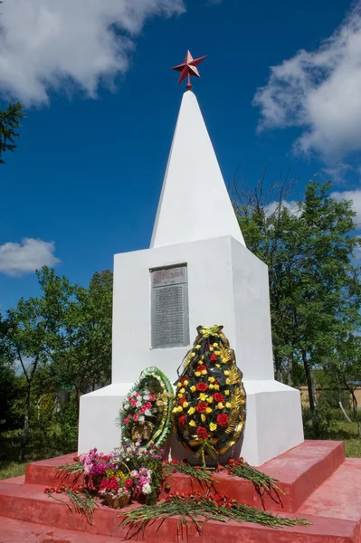 Obelisco os soldados caídos na aldeia de Ivanovo perto da cidade de Chernogolovka, região de Moscou — Fotografia de Stock