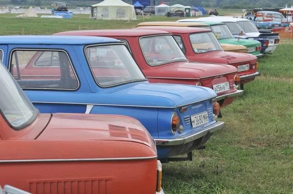 Die Anzahl der sowjetischen Autos zaz zaporozhets die Ausstellung autoexotische, moskau, tushino — Stockfoto