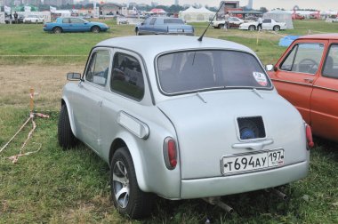 Modern Sergisi autoexotics-2011, Moskova'da Tushino, dikiz ayarlamanın Sovyet araba Zaz-965a 