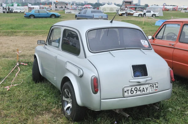 Modern Sergisi autoexotics-2011, Moskova'da Tushino, dikiz ayarlamanın Sovyet araba Zaz-965a 