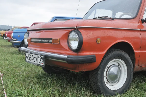 Die Anzahl der sowjetischen Autos zaz zaporozhets die Ausstellung autoexotische, tushino — Stockfoto