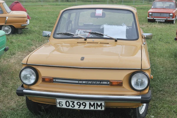 Coche naranja soviético ZAZ-968M "Zaporozhets" en la exposición Autoexótica-2011, Moscú, Tushino — Foto de Stock