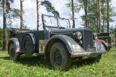 Chernogolovka, Moscow region city yakınındaki Alman retro otomobil Horch-901, ormanda, 3 Uluslararası Toplantı 
