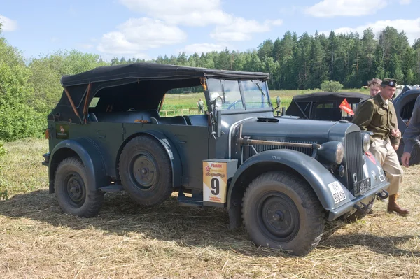 Немецкий ретро-автомобиль Horch-901 на 3-й международной встрече "Двигателей войны" возле города Черноголовка Московской области, вид сбоку — стоковое фото