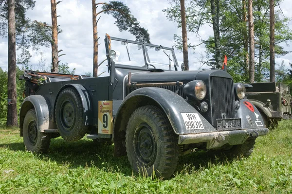 Немецкий ретро-автомобиль Horch-901, в лесу, 3-я международная встреча "Двигатели войны" возле города Черноголовка, Московская область — стоковое фото