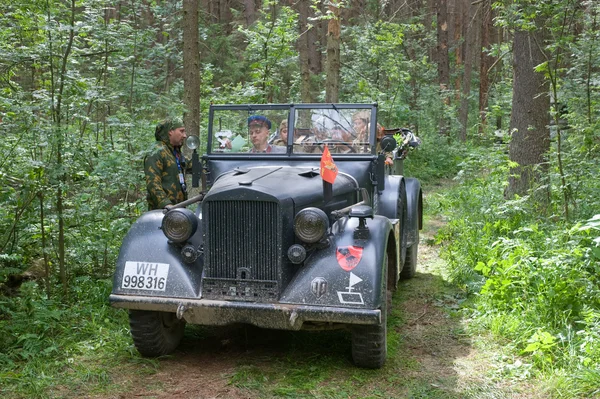 Coche retro alemán Horch-901, en el bosque, 3er encuentro internacional "Motores de guerra" cerca de la ciudad Chernogolovka, región de Moscú, vista frontal —  Fotos de Stock