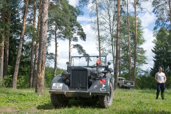 Coche retro alemán Horch-901, al claro en el bosque, 3er encuentro internacional "Motores de guerra" cerca de la ciudad Chernogolovka, región de Moscú —  Fotos de Stock