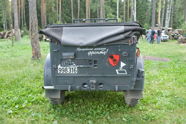 Немецкий ретро-автомобиль Хорх-901, к поляне в лесу, 3-я международная встреча "Двигатели войны" возле города Черноголовка, Московская область, вид сзади — стоковое фото