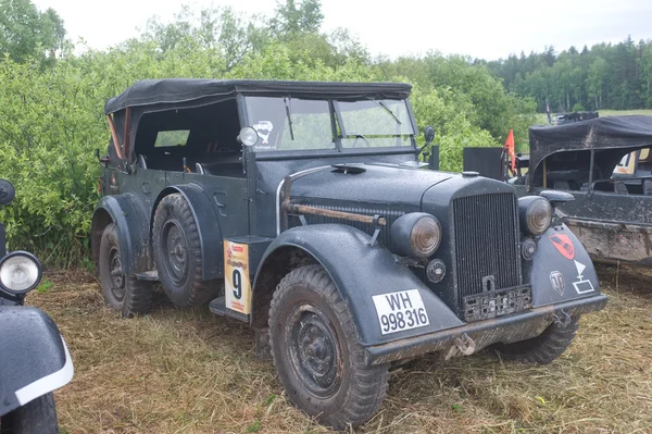 Немецкий старый автомобиль Horch-901, 3-я международная встреча "Двигатели войны" возле города Черноголовка — стоковое фото