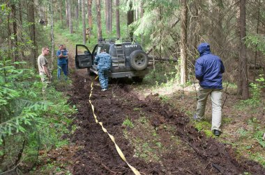 Off-Road aracı Toyota Land Cruiser ormanda, 3 Uluslararası Toplantı 