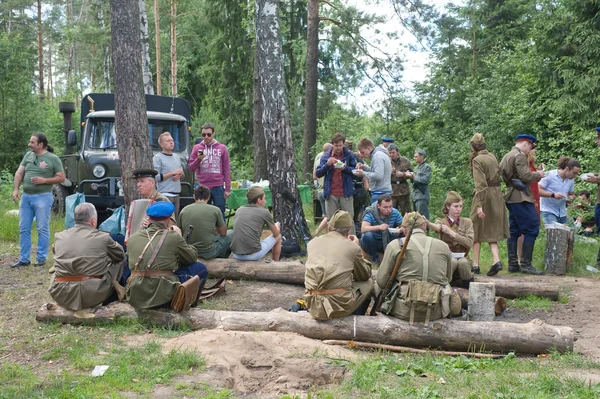 Лагерь в лесу, 3-я международная встреча "Двигатели войны" возле города Черноголовка Московской области — стоковое фото