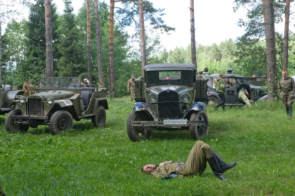 Pare GAZ retro na floresta, 3o encontro internacional "Motores de guerra" perto da cidade Chernogolovka, região de Moscou — Fotografia de Stock