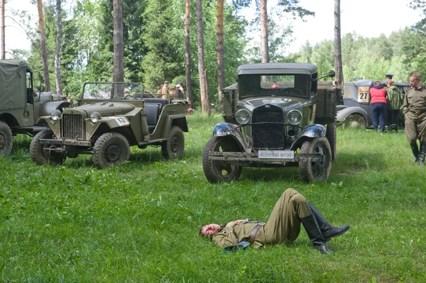 Pare de carros retro GAZ na floresta, 3a reunião internacional "Motores de guerra" perto da cidade Chernogolovka, região de Moscou — Fotografia de Stock