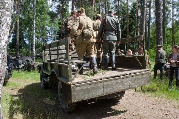 Stop retro car GAZ-63 in the woods, 3rd international meeting "Motors of war" near the city Chernogolovka, Moscow region — Stock Photo, Image