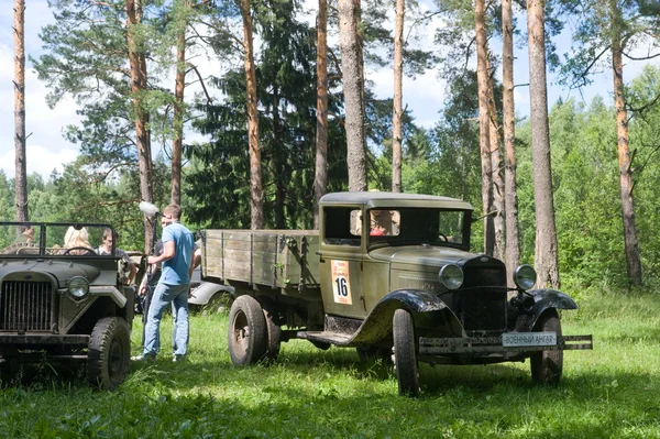 Estacionamento do carro retro GAS na floresta, 3a reunião internacional "Motores de guerra" perto da região de Moscou — Fotografia de Stock