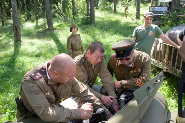 Reparação de carro retro GAZ-67 na floresta, 3a reunião internacional "Motores de guerra" perto da cidade Chernogolovka, região de Moscou — Fotografia de Stock