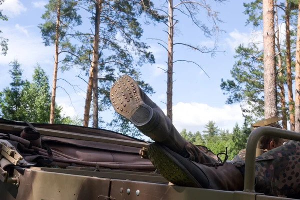 Pieds d'un soldat allemand en bottes sortant de la voiture rétro, 3e rencontre internationale "Moteurs de guerre" près de la ville Tchernogolovka, région de Moscou — Photo