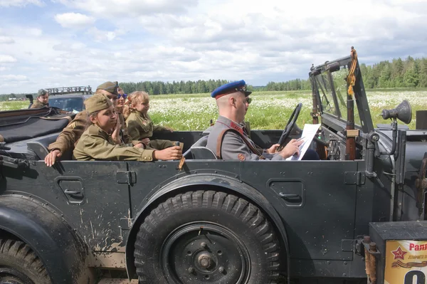 Stop German retro car Horch-901 in the meadow, 3rd international meeting "Motors of war" near the town of Chernogolovka, Moscow region — ストック写真