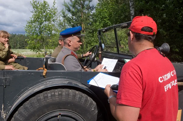 German retro car at a checkpoint in the woods, 3rd international meeting "Motors of war" near the town of Chernogolovka, Moscow region — Stock Photo, Image