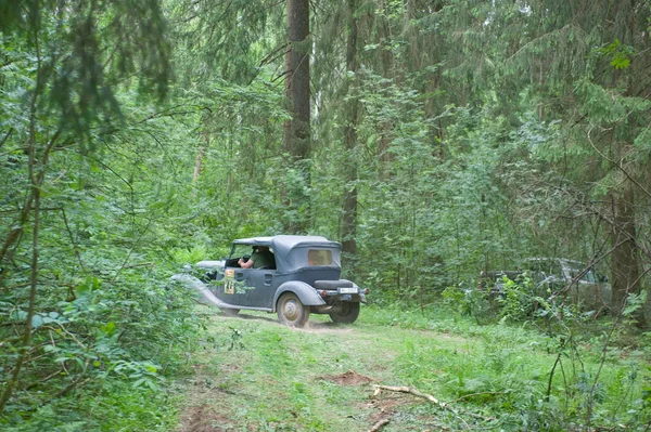 German car Mercedes 170VK Polizei on a forest road, 3rd international meeting "Motors of war" near the town of Chernogolovka, Moscow region — Stock Photo, Image