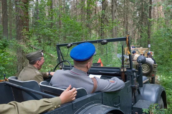 German retro car with carriage rides through the woods, 3rd international meeting "Motors of war" near the town of Chernogolovka, Moscow region — Stok fotoğraf