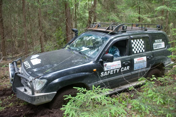 Vehículo todoterreno Toyota Land Cruiser en una carretera forestal, 3er encuentro internacional "Motores de guerra" cerca de la ciudad de Chernogolovka, región de Moscú — Foto de Stock