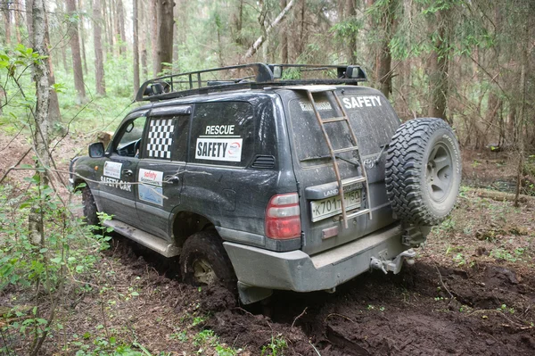 L'auto Toyota Land Cruiser bloccato su una strada forestale, terzo incontro internazionale "Motori di guerra" vicino alla città di Chernogolovka, regione di Mosca — Foto Stock