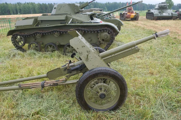 Sovjetiska 45-mm kanon, 3: e internationella mötet "Motorer av kriger" nära staden Chernogolovka, Moscow region — Stockfoto