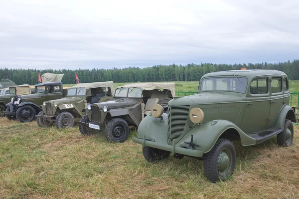 Количество советских военных ретро-автомобилей, 3-я международная встреча "Моторы войны" под городом Черноголовка Московской области — стоковое фото