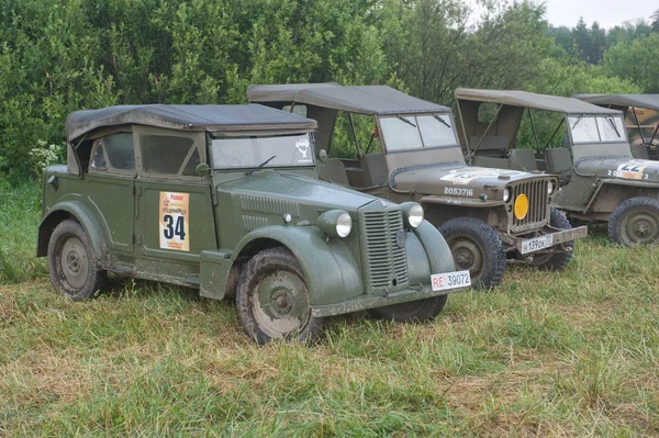 Jumlah mobil vintage militer Italia dan Amerika, pertemuan internasional ke-3 "Motors of War" di dekat kota Chernogolovka, wilayah Moskow — Stok Foto