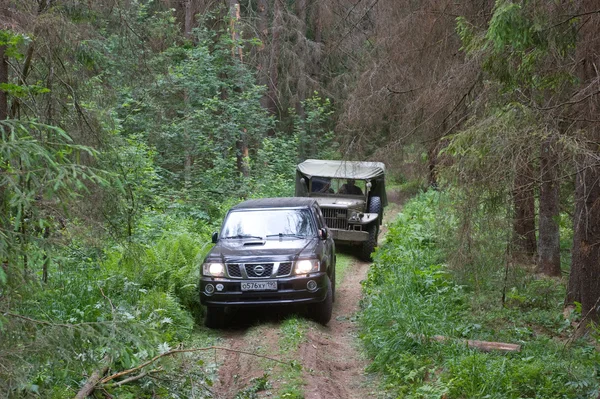 Toyota Land Cruiser towed at forest road retro car Dodge WC-5,  3rd international meeting "Motors of war" near the town of Chernogolovka, Moscow region — Stock Photo, Image