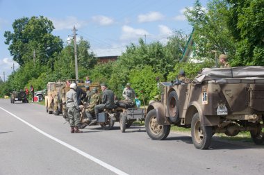Askeri retro otomobil ve motosiklet yolda, 