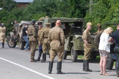 Yolda vintage araba re-enactors ve askeri konvoy, şehir Chernogolovka yakınlarındaki 