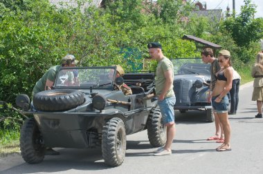 Yolda askeri retro araba durdurun, şehir Chernogolovka yakınlarındaki 