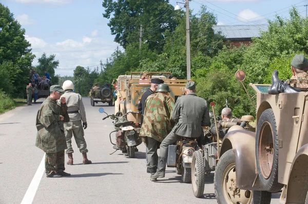 A column of military retro cars on the road, the 3rd international meeting of "Motors of war" near the city Chernogolovka, Moscow region — Stock Photo, Image