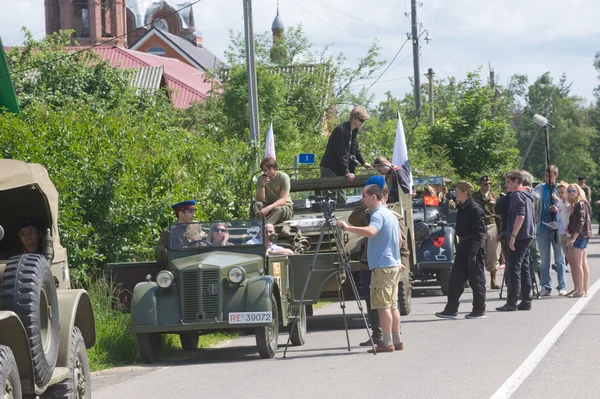 A column of military retro cars stop on the road, the 3rd international meeting of "Motors of war" near the city Chernogolovka, Moscow region — Stock Photo, Image