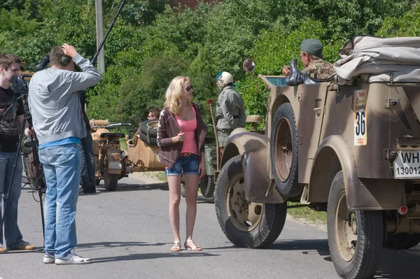 A column of military retro cars and television crew on the road, the 3rd international meeting of "Motors of war" near the city Chernogolovka, Moscow region — Stock Photo, Image