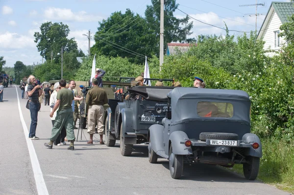 A column of military retro cars is on the side of the road, the 3rd international meeting of "Motors of war" near the city Chernogolovka, Moscow region — Stock Photo, Image