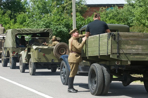 Truck GAZ-AA in the military convoy of vintage cars on the road, the 3rd international meeting of "Motors of war" near the city Chernogolovka, Moscow region — Stock Photo, Image