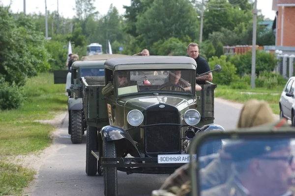 Truck GAZ-AA is moving in a convoy of military retro cars on the road, the 3rd international meeting of "Motors of war" near the city Chernogolovka, Moscow region — Stock Photo, Image