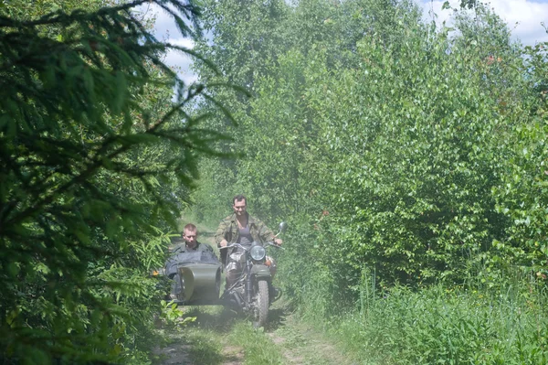 Moto sovietica "Ural" si muove lungo una strada di campagna, terzo incontro internazionale "Motori di guerra" vicino alla città Chernogolovka, regione di Mosca — Foto Stock