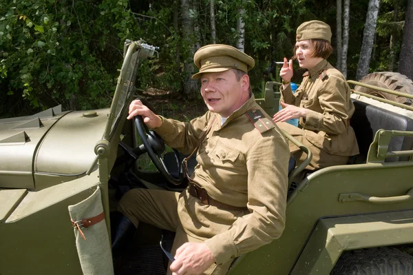 Der Fahrer des Retro-Wagens GAZ-67 in Uniform, 3. internationales Treffen "Motoren des Krieges" in der Nähe der Stadt Tschernogolowka, Gebiet Moskau — Stockfoto