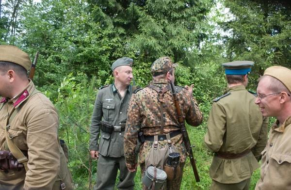 Vojenští vojáci na dovolené v lese, 3. mezinárodní setkání "motory války" poblíž města Chernogolovka, moskevský region — Stock fotografie