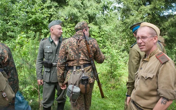 Rievocatori militari nel bosco, III incontro internazionale "Motori di guerra" vicino alla città Chernogolovka, regione di Mosca — Foto Stock