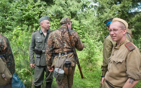 Military reenactors in the woods, 3rd international meeting "Motors of war" near the city Chernogolovka, Moscow region — Stock Photo, Image