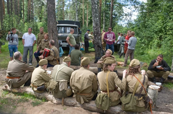 Lunch, on vacation in the woods, 3rd international meeting "Motors of war" near the city Chernogolovka, Moscow region — Stock Photo, Image