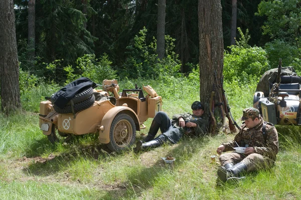Zastávka na odpočinek v lese, 3. mezinárodní setkání "Motors of war" v blízkosti města Černogolovka, Moskevský kraj — Stock fotografie