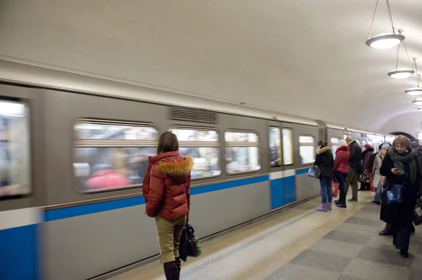 Stazione della stazione della metropolitana di Mosca "Piazza Rivoluzione", l'arrivo del treno della metropolitana — Foto Stock