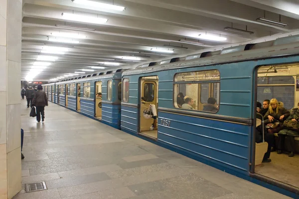 Stationen i Moskva tunnelbanestationen "Polezhaevskaya", ankomsten av ett tåg — Stockfoto